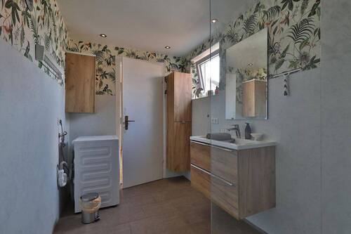 modernes Badezimmer mit Dusche - 