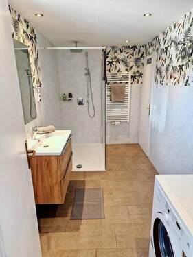 modernes Badezimmer mit Dusche - 3 Zimmer Etagenwohnung zum Kaufen in Vöhringen