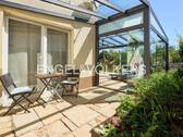 Terrassenbereich mit angrenzendem Wintergarten - 
