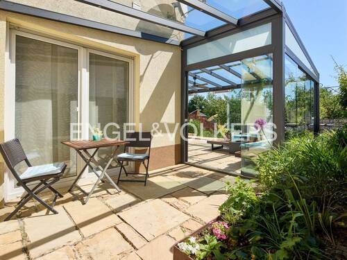 Terrassenbereich mit angrenzendem Wintergarten - 