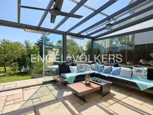 Wintergarten mit Blick in den Garten - 