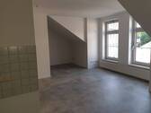 Blick von Küche in das Wohnzimmer mit angrenzenden Schlafraum - 1-R-Whg in zentraler Lage von OelsnitzV
