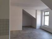 Blick von Küche in das Wohnzimmer mit angrenzenden Schlafraum - 1 Zimmer Etagenwohnung zur Miete in Oelsnitz
