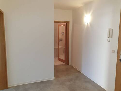 Flur mit Blick ins Bad - 