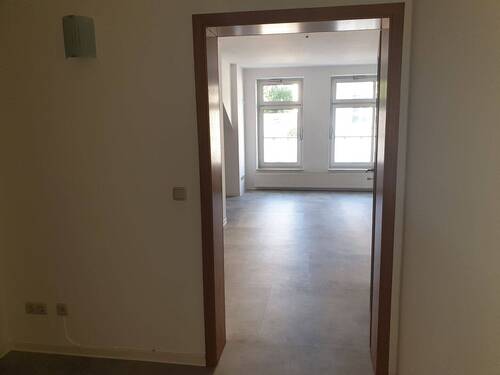 Flur mit Blick auf Wohnraum - 