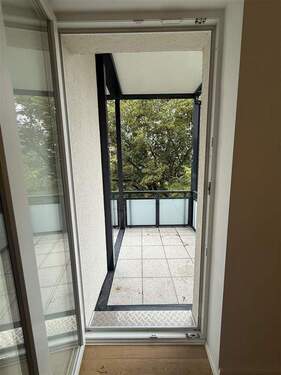 Balkonaustritt aus Zimmer - 