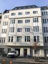Vorderhaus Ansicht - Neubau! 4-Zimmerwohnung mit Balkon und Aufzug im Hinterhaus am Hochmeisterplatz