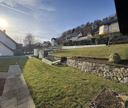 gepflegte Rasenanlage mit Beeten für Gemüse und Beeren - 