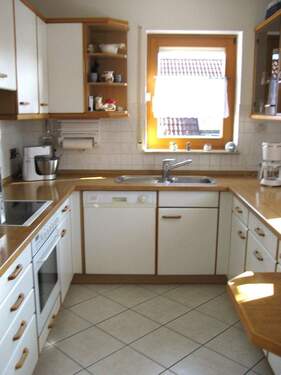 EG: Einbauküche mit Geschirrspüler, Cerankochfeld, Backofen und Kühl-Gefrierschrank - 