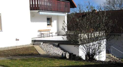 Süd-West Terrasse neben Küche über Garage - 