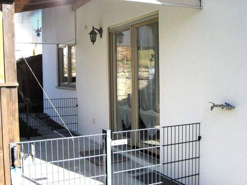 EG: überdachte Terrasse vom Wohn-/Esszimmer Nord-West - 