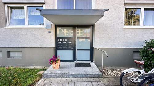 Zugang zum Haus - 2 Zimmer Etagenwohnung zur Miete in Straubing