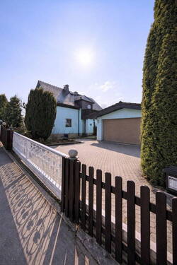 Ansicht Haus und Garage - 