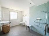 Tageslichtbad mit ebenerdiger Dusche - 