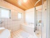 Tageslichtbad mit Wanne & Dusche - 