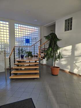 Treppe nach oben im Eingangsbereich EG - 