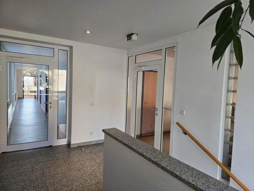 Flur mit Zugang zu beiden Bürobereichen - 