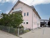 Wohnanlage-Hauseingangsseite - 