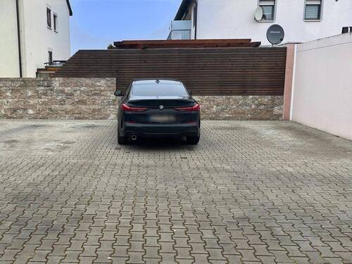 KFZ-Stellplatz im Hof - 