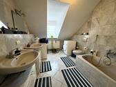 Badezimmer mit Platz für Waschmaschine - 