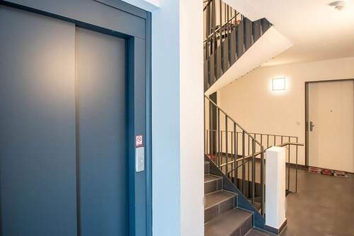 Treppenhaus - Fahrstuhl - 
