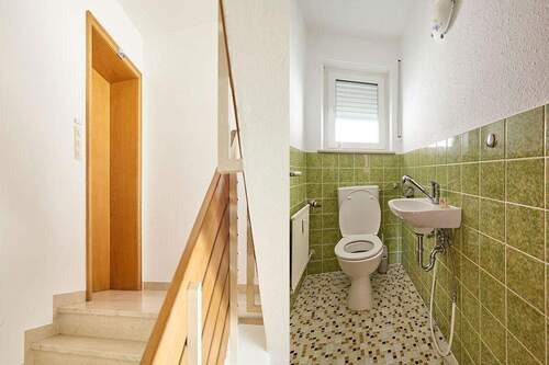 Treppenhaus / Gäste-WC - 