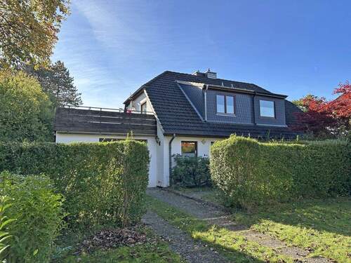 Straßenansicht - Doppelhaushälfte auf großem Grundstück