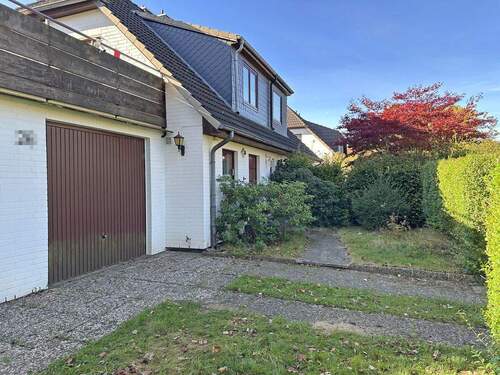 Vorgarten mit Garage - 2 Zimmer Doppelhaushälfte in Hamburg