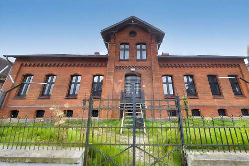  Ansicht mit Tor - 1 Zimmer Einfamilienhaus in Kuhfelde