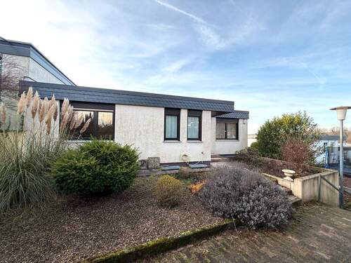 Hausansicht - Reihenendhaus in Top-Lage von Leimen - großzügige Flächen, sanierungsbedürftig