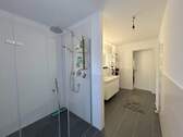 Bad mit geräumiger Dusche - 