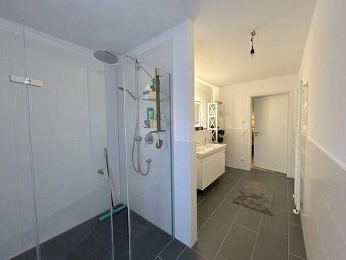 Bad mit geräumiger Dusche - 