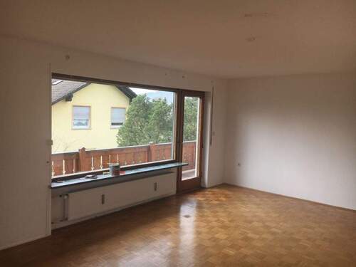 Wohnzimmer mit Zugang zum Balkon - 