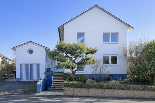 Hausansicht mit Garage + Parkplatz - 2 ETWs im Paket auf großem Erbpachtgrundstück