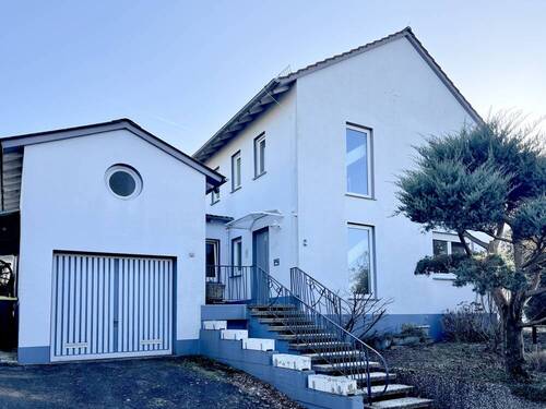 Hausansicht mit Garage + Parkplatz - 5 Zimmer Mehrfamilienhaus, Wohnhaus zum Kaufen in Detmold