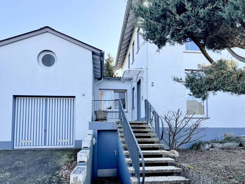 Hausansicht mit Garage + Parkplatz - Mehrfamilienhaus, Wohnhaus mit 144,00 m&sup2; in Detmold zum Kaufen