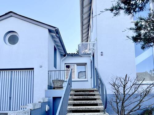 Hausansicht mit Garage + Parkplatz - 