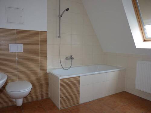 Badezimmer - Bezugsfreie gemütliche Zweiraumdachgeschosswohnung im Zentrum von Oschatz