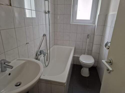 Badezimmer - 2 Zimmer Etagenwohnung in Duisburg