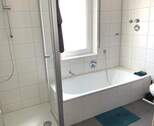 Tageslichtbad mit Wanne u. Dusche - 
