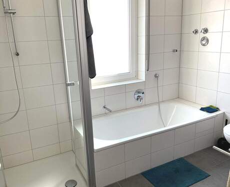 Tageslichtbad mit Wanne u. Dusche - 