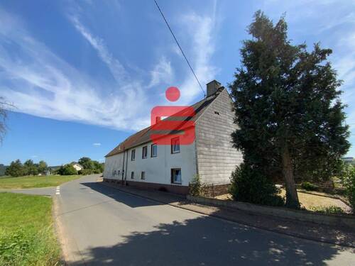 Strassenansicht - Ehemaliger Bauernhof mit umfangreichen Nebengebäuden