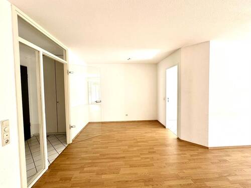 Wohnzimmer - Etagenwohnung mit 67,20 m&sup2; in Neuss zum Kaufen