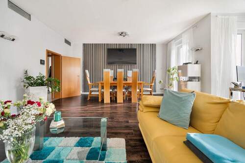 Wohn- und Esszimmer im Erdgeschoss - 6 Zimmer Mehrfamilienhaus, Wohnhaus in Berlin