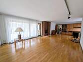 Wohnzimmer mit Kamin - 6 Zimmer Einfamilienhaus in Heusenstamm