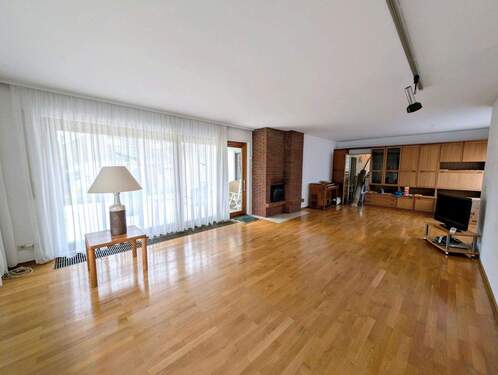 Wohnzimmer mit Kamin - 6 Zimmer Einfamilienhaus in Heusenstamm