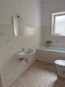 Badezimmer mit Fenster und Wanne - 