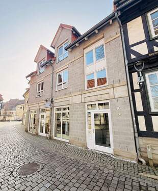 1 Hausansicht - Attraktive 3-Zimmer-Eigentumswohnung in zentraler Lage mit Loggia & Tiefgarage