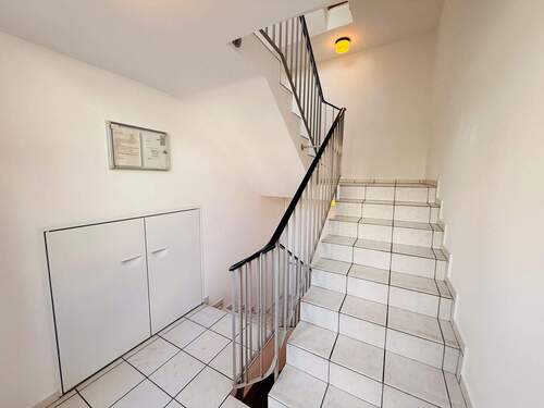 6 Treppenhaus Eingangsbereich - 