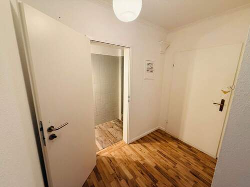 8 Eingangsbereich Wohnung - 